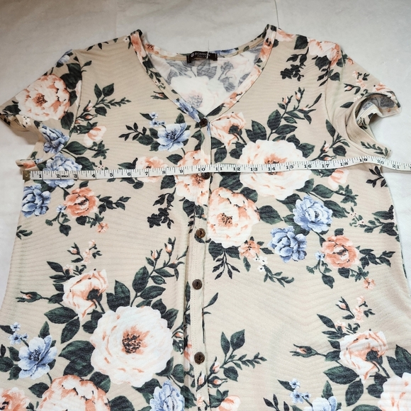 Floral Beige Button-Up Women's Top - Picture 10 of 11